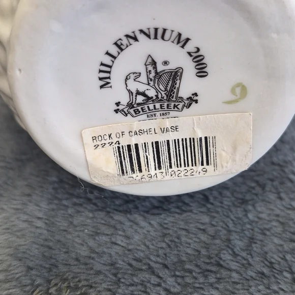 Vintage Belleek Rock Of Cashel Vase Beige Color With Some Green Leaves - Picture 7 of 8